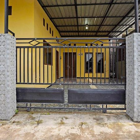 Oyo Life 91869 Insan Mulia Kost Syariah Ξενοδοχείο Mojokerto Εξωτερικό φωτογραφία