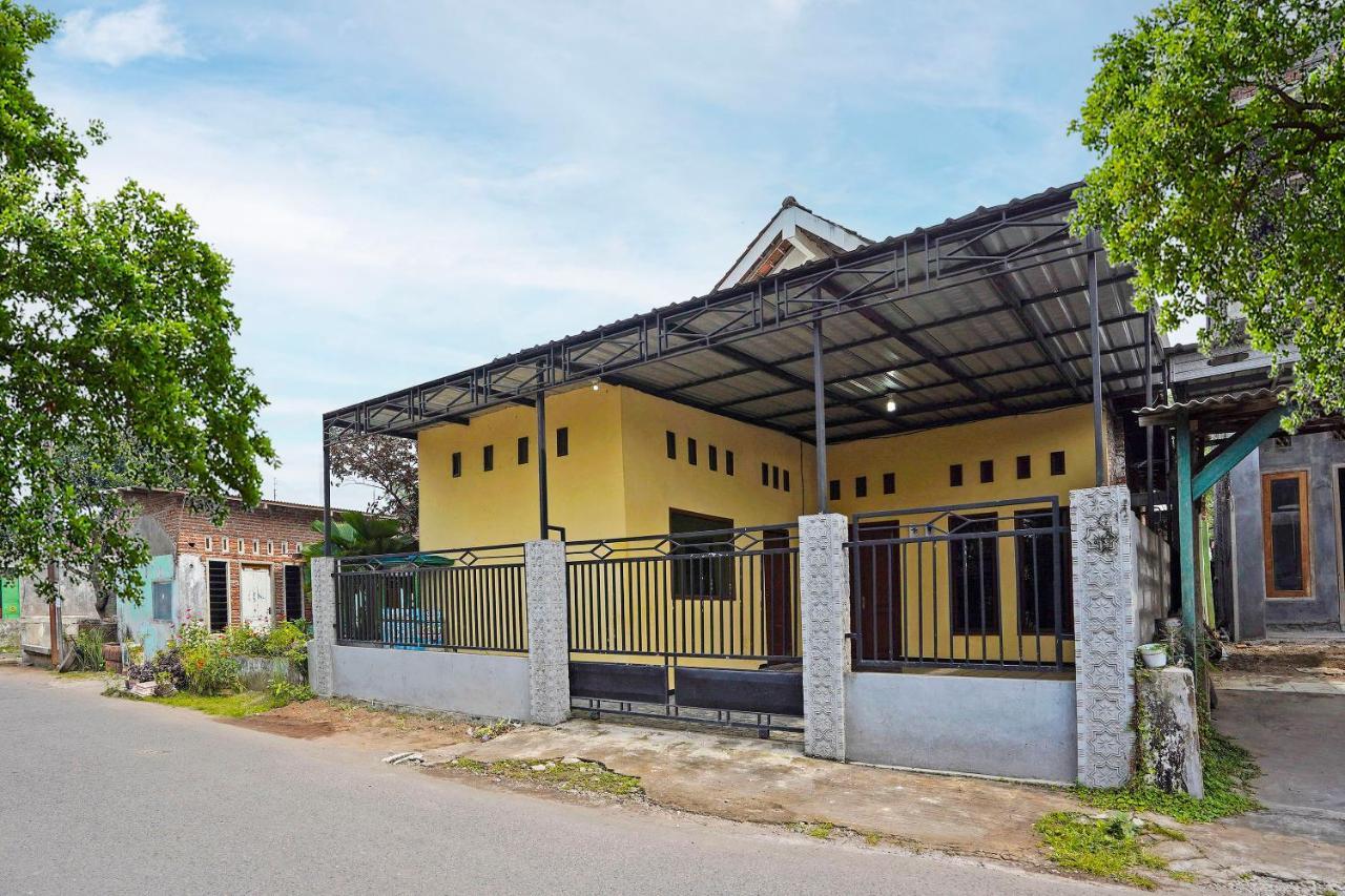 Oyo Life 91869 Insan Mulia Kost Syariah Ξενοδοχείο Mojokerto Εξωτερικό φωτογραφία