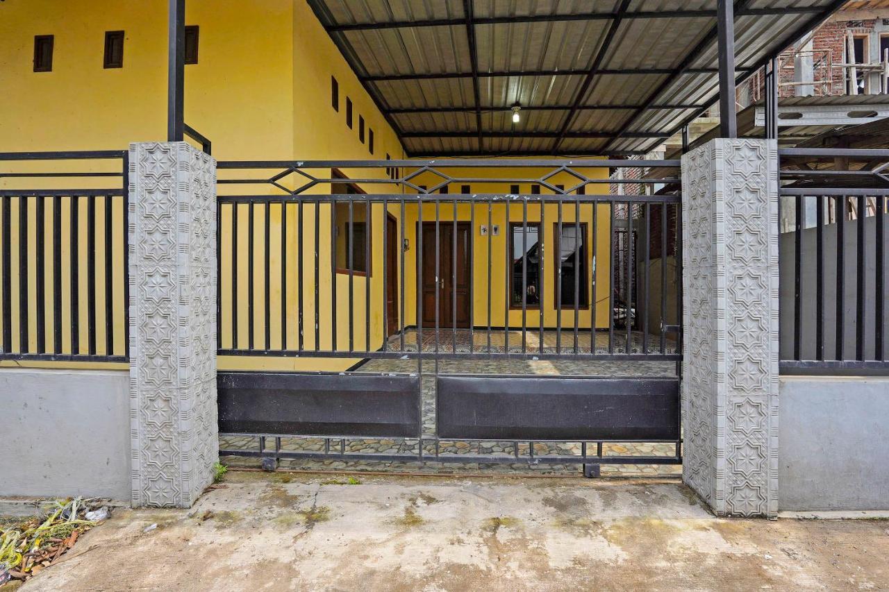 Oyo Life 91869 Insan Mulia Kost Syariah Ξενοδοχείο Mojokerto Εξωτερικό φωτογραφία